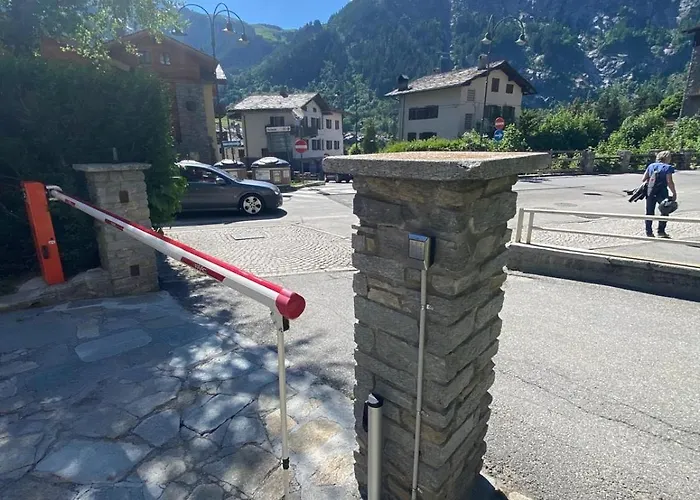 Refuge En Bois - Center And Parking Daire Courmayeur